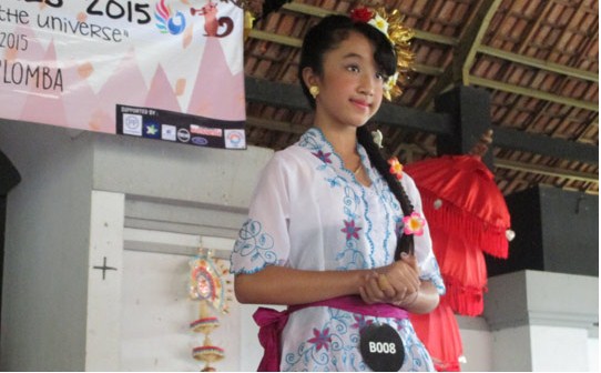 pakaian-adat-kas-umat-hindu-02032015 Perlombaan pakaian adat khas umat Hindu pada Minggu (01/03/2015) di Pura Segara Kenjeran.