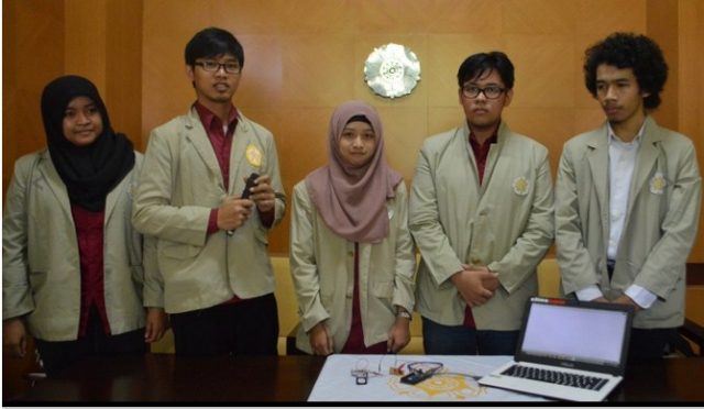 Mahasiswa-UGM-Kembangkan-Alat-Deteksi-Kebocoran-Pipa-PDAM-berbasis-Acoustics-Emissions-6-6-2015 Mahasiswa UGM Kembangkan Alat Deteksi Kebocoran Pipa PDAM berbasis Acoustics Emissions. (Credit: ugm.ac.id)